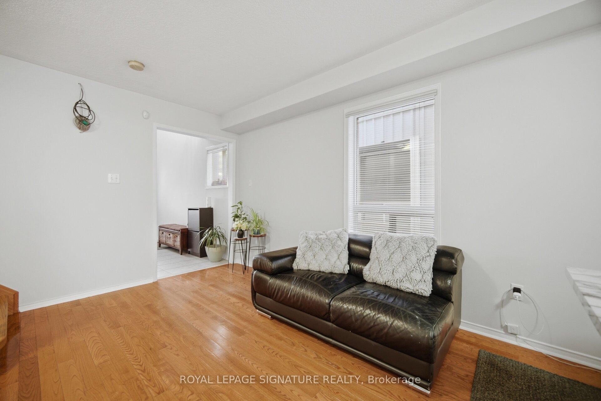 588 Rossellini Drive, Mississauga, ON - Indoor Photo Showing Living Room