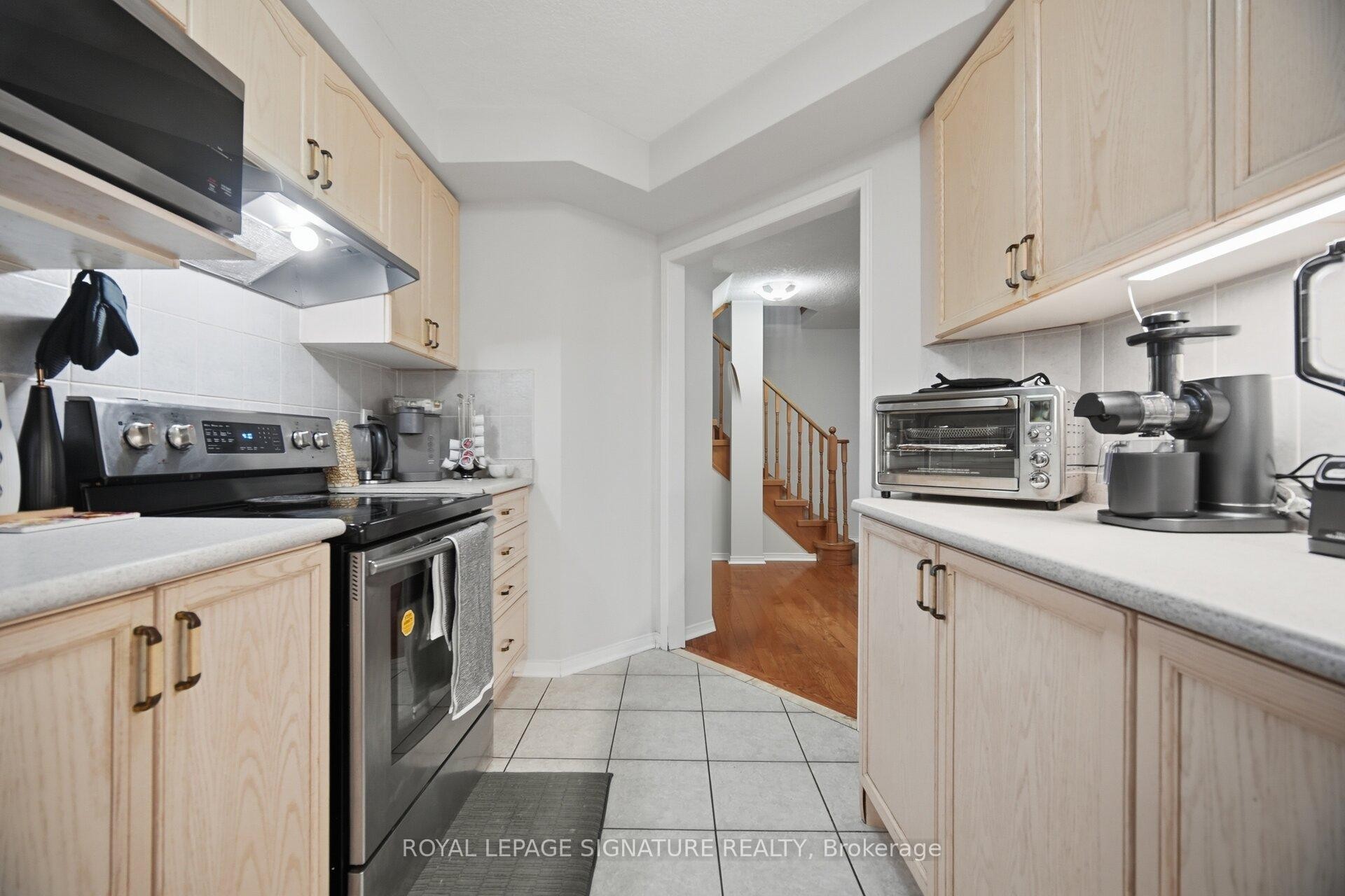 588 Rossellini Drive, Mississauga, ON - Indoor Photo Showing Kitchen