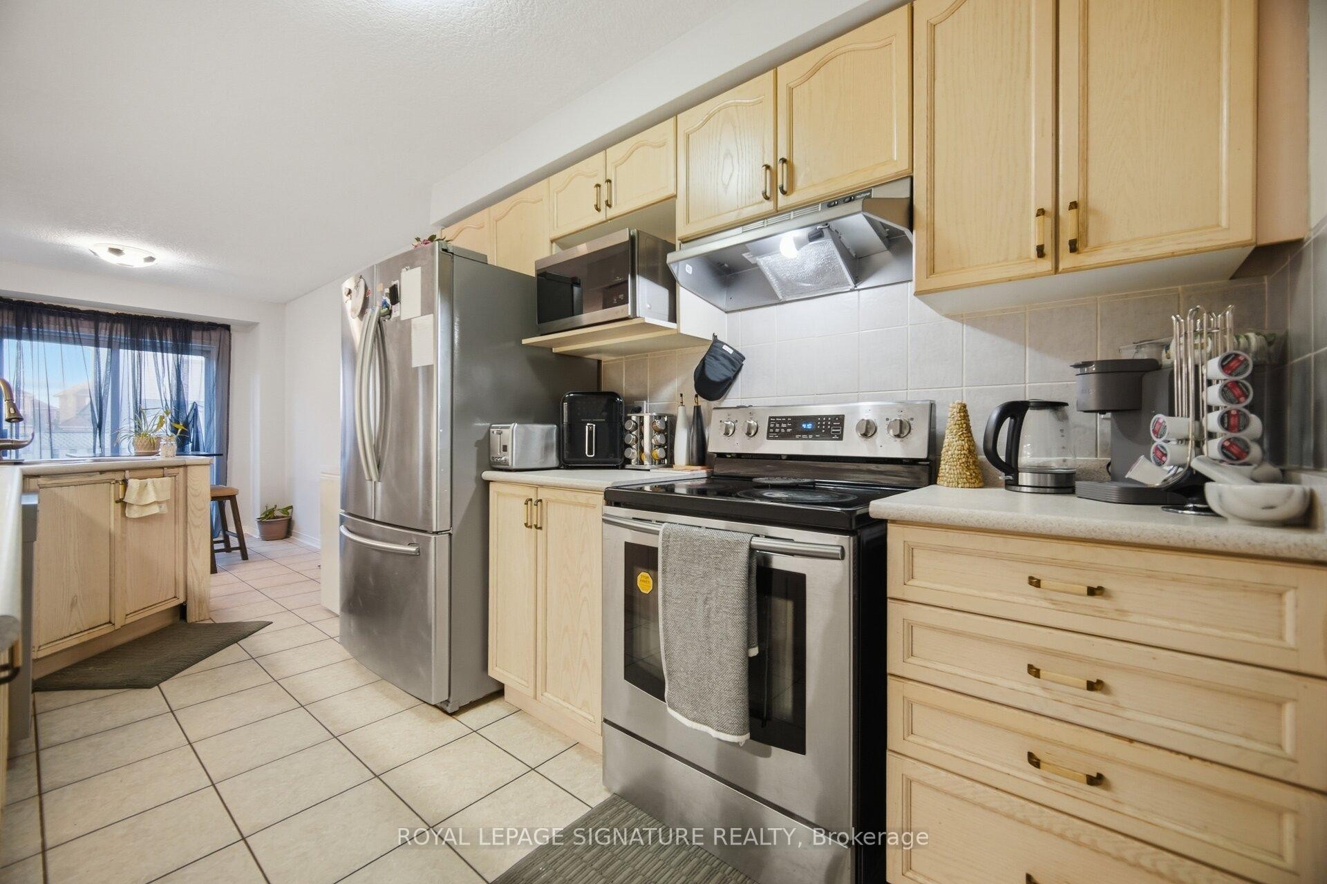 588 Rossellini Drive, Mississauga, ON - Indoor Photo Showing Kitchen