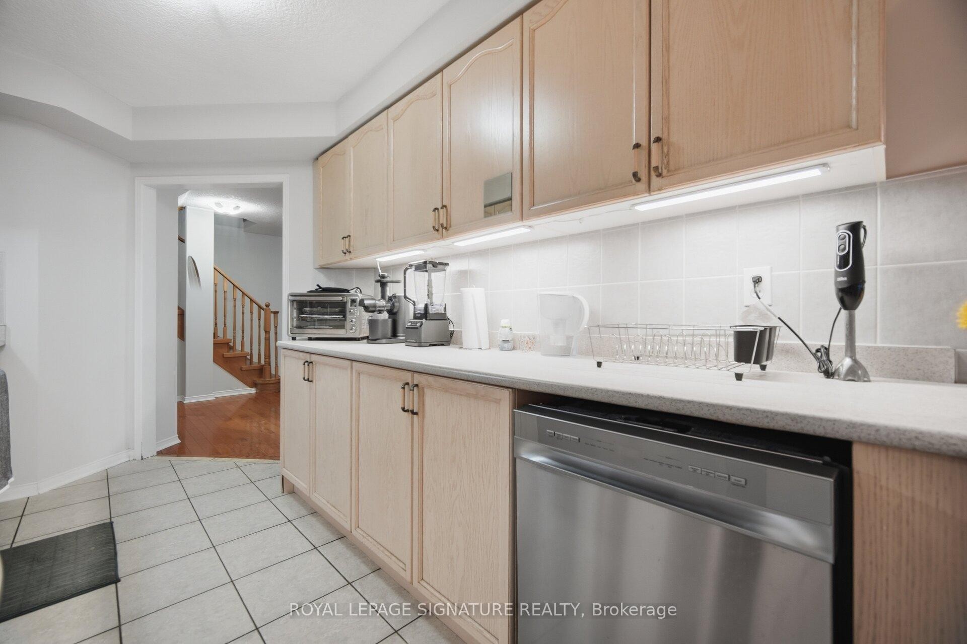 588 Rossellini Drive, Mississauga, ON - Indoor Photo Showing Kitchen