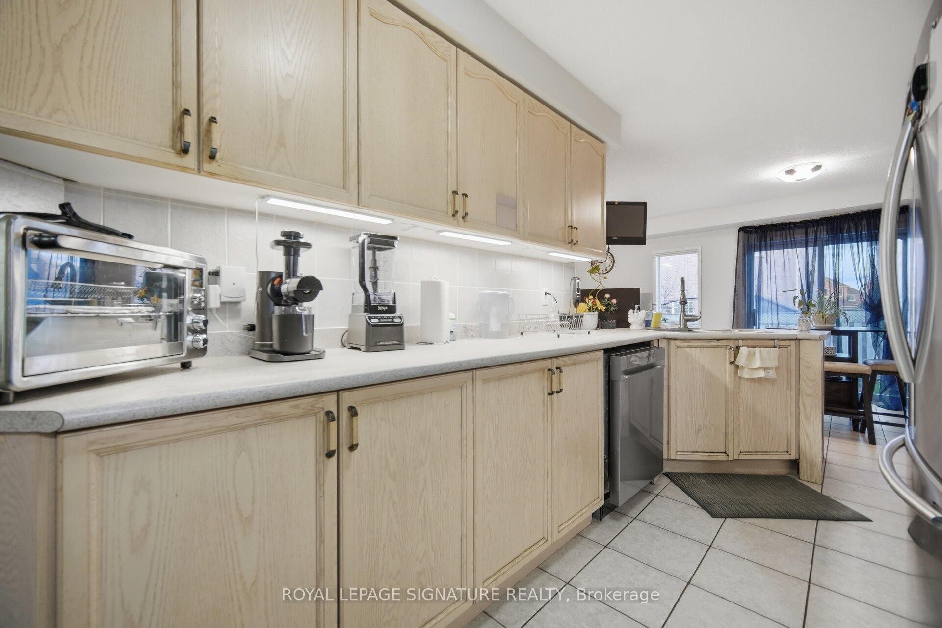 588 Rossellini Drive, Mississauga, ON - Indoor Photo Showing Kitchen