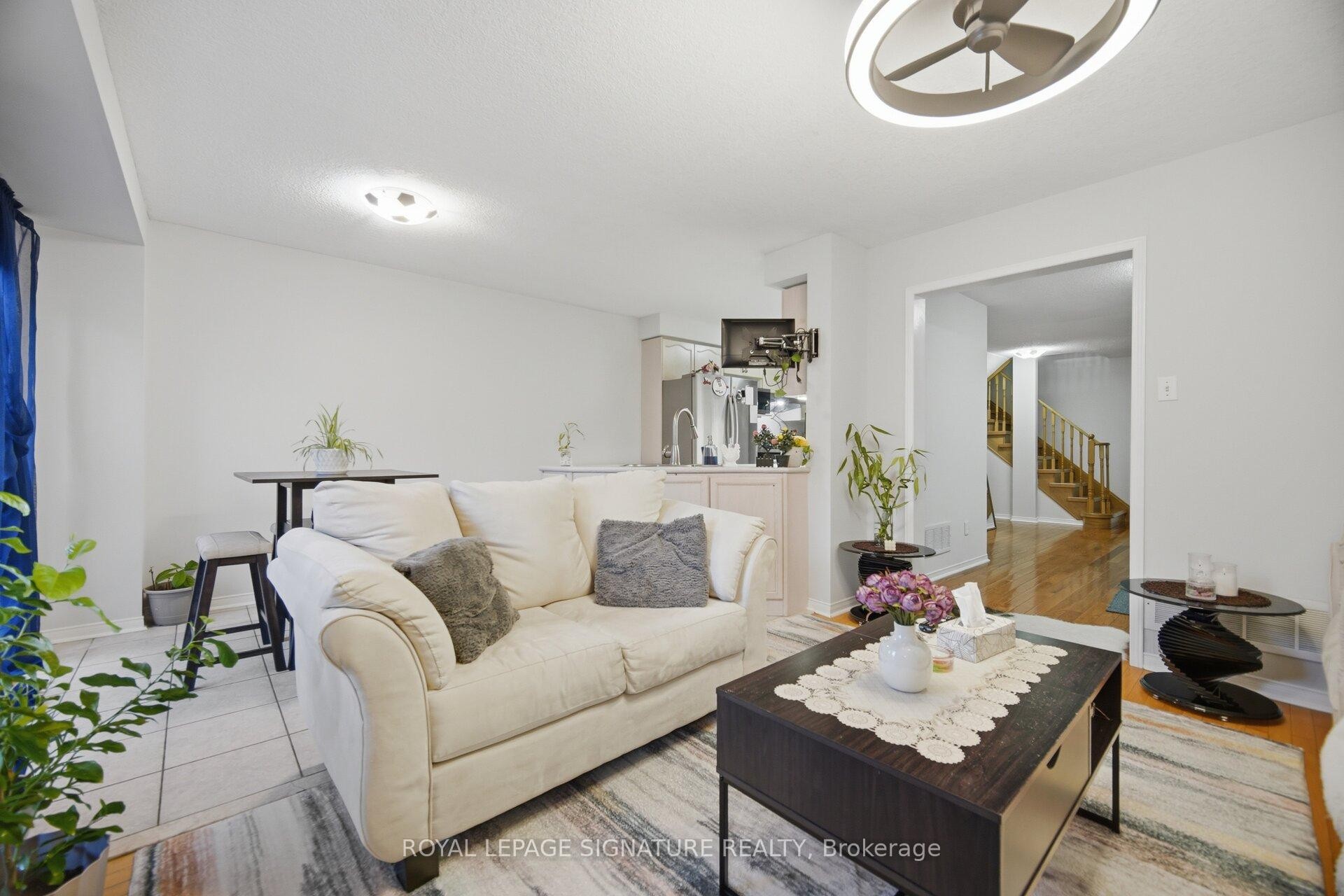 588 Rossellini Drive, Mississauga, ON - Indoor Photo Showing Living Room