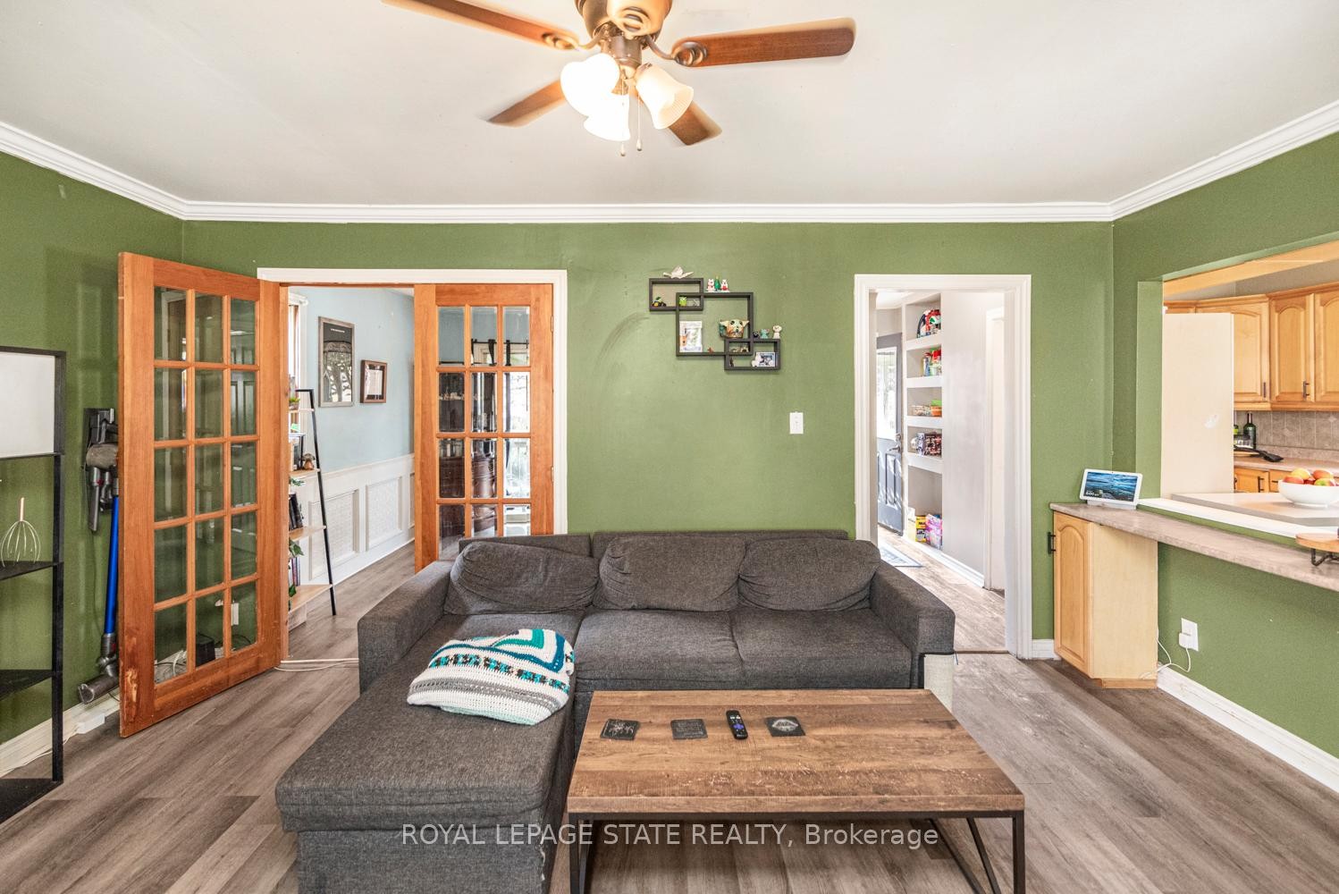 135 Glassco Avenue N, Hamilton, ON - Indoor Photo Showing Living Room