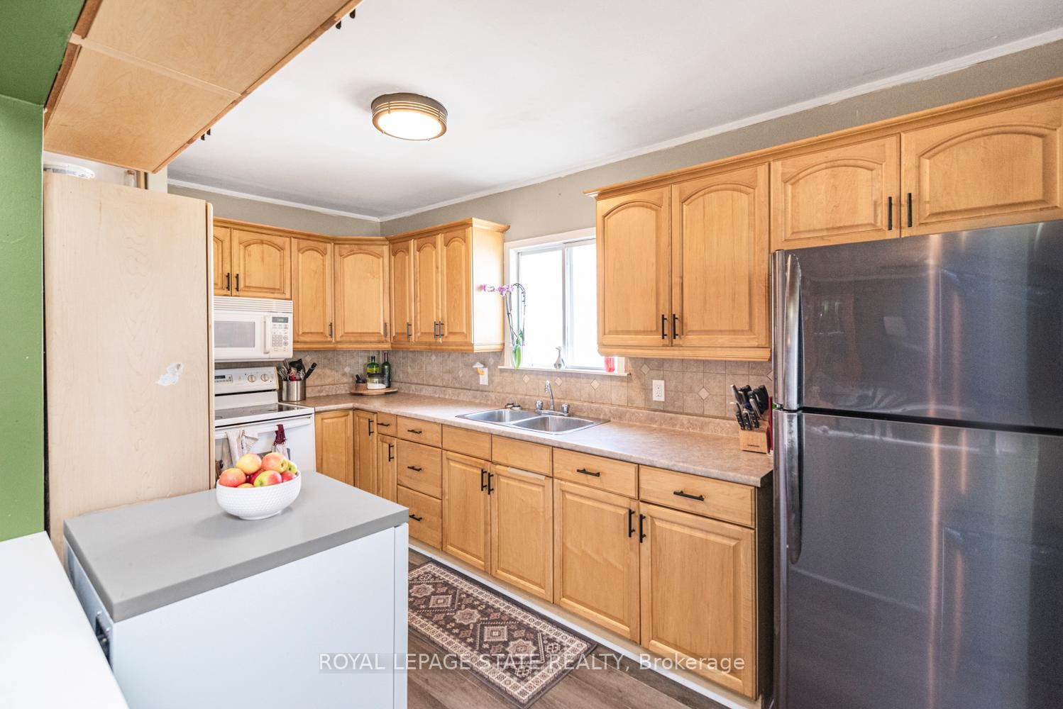 135 Glassco Avenue N, Hamilton, ON - Indoor Photo Showing Kitchen With Double Sink