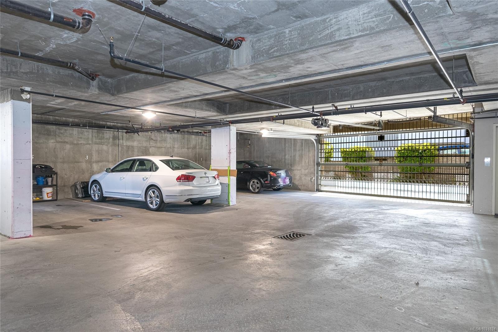 5-9885 Second St, Sidney, BC - Indoor Photo Showing Garage