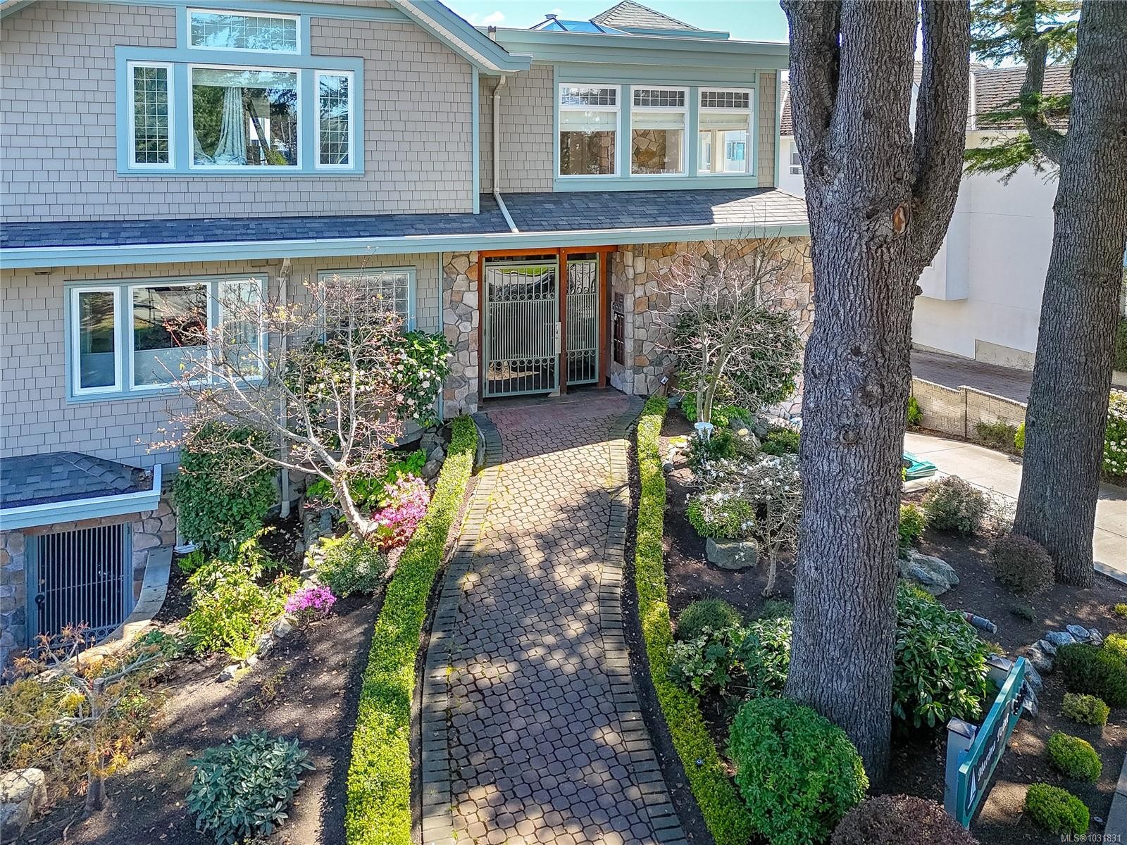 5-9885 Second St, Sidney, BC - Outdoor