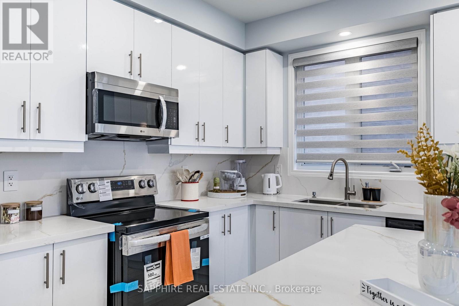 Modern Kitchen - 325 Trudeau Drive E, Milton, ON - Indoor Photo Showing Kitchen With Double Sink With Upgraded Kitchen