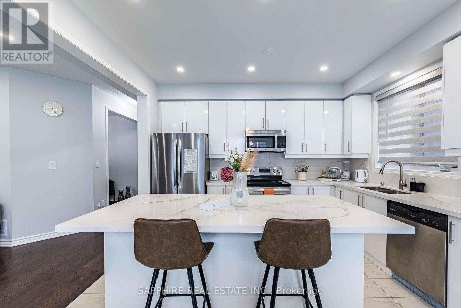 Kitchen with Breakfast Bar - 325 Trudeau Drive E, Milton, ON - Indoor Photo Showing Kitchen With Double Sink With Upgraded Kitchen