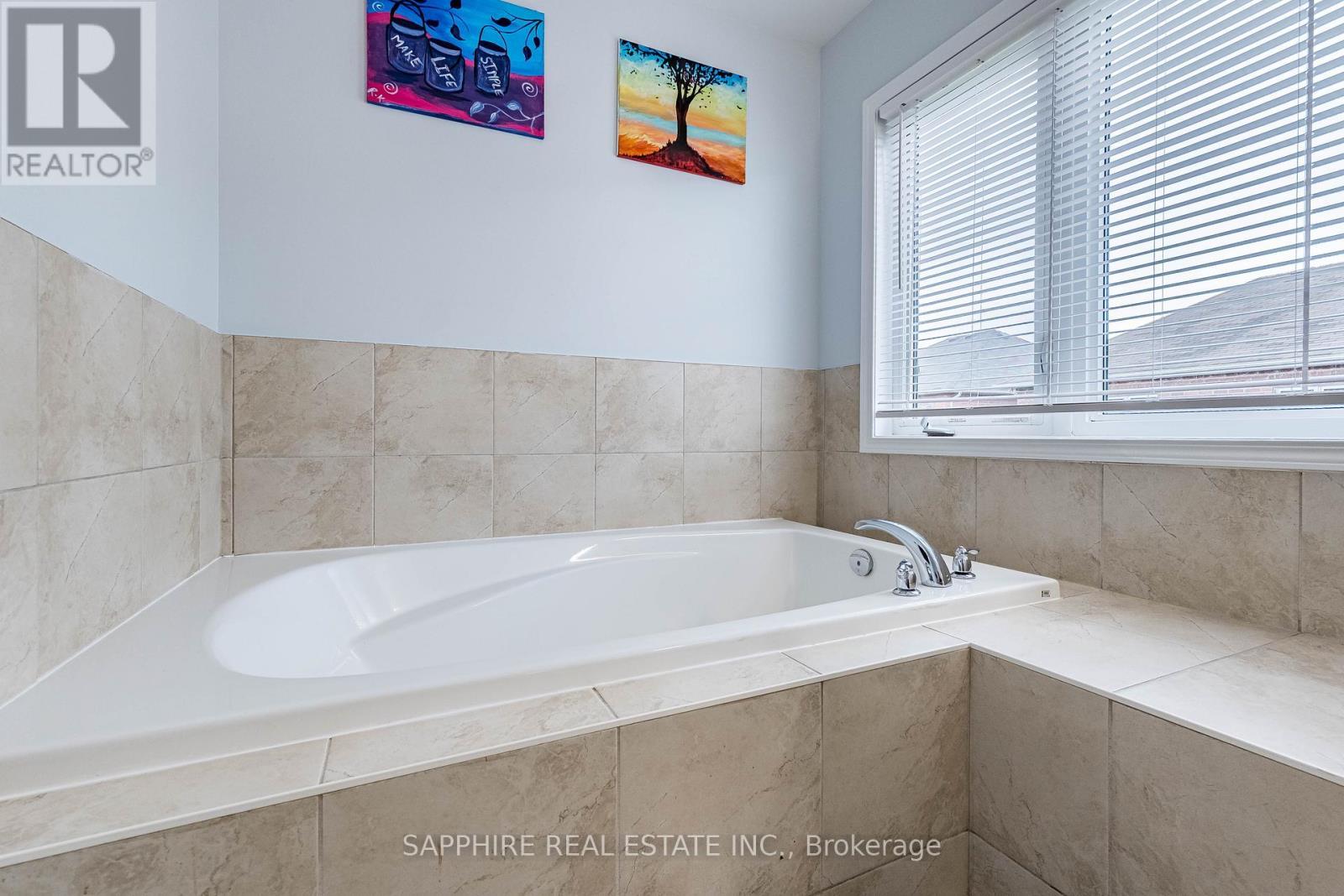 Soaker Tub in Ensuite - 325 Trudeau Drive E, Milton, ON - Indoor Photo Showing Bathroom