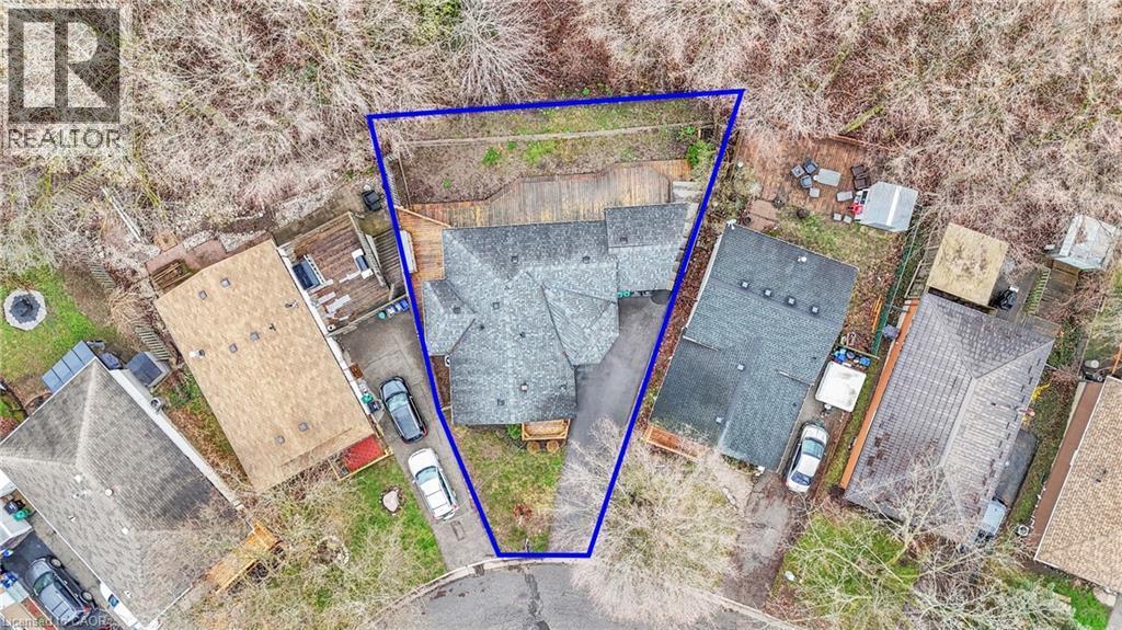 Single-family residence with a multi-level roofline - 22 Blackhorne Crescent, Kitchener, ON -