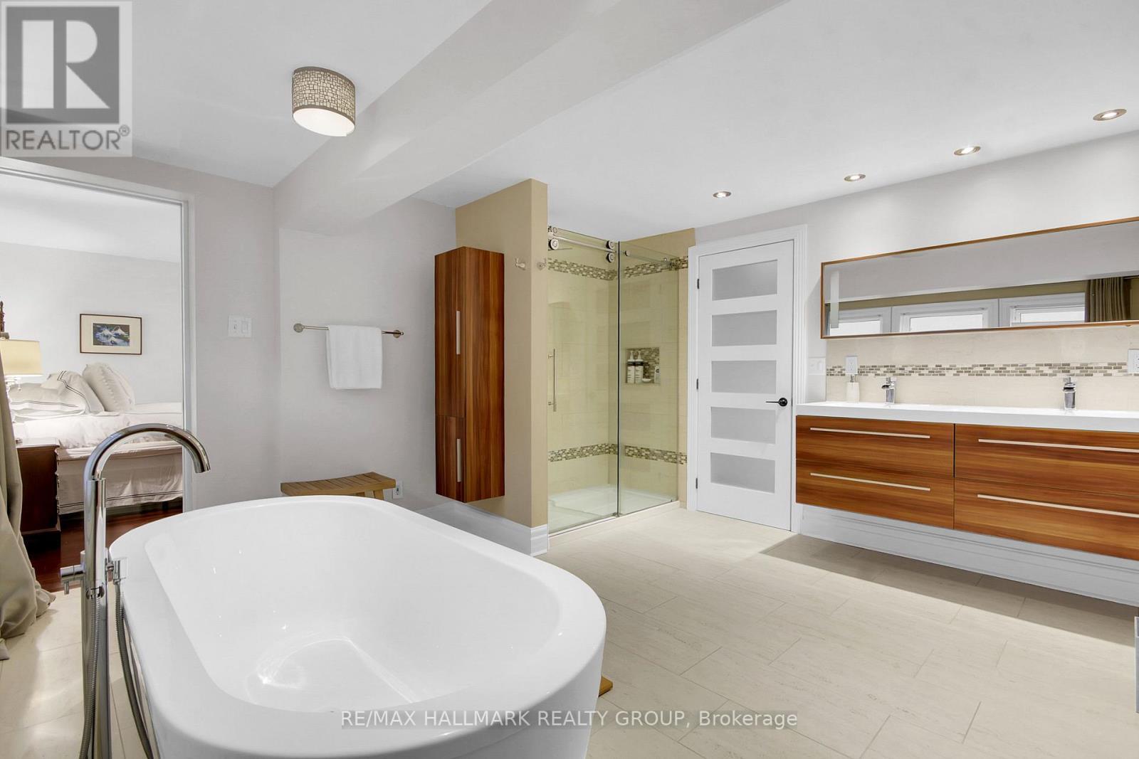 24 Morris Street, Ottawa, ON - Indoor Photo Showing Bathroom