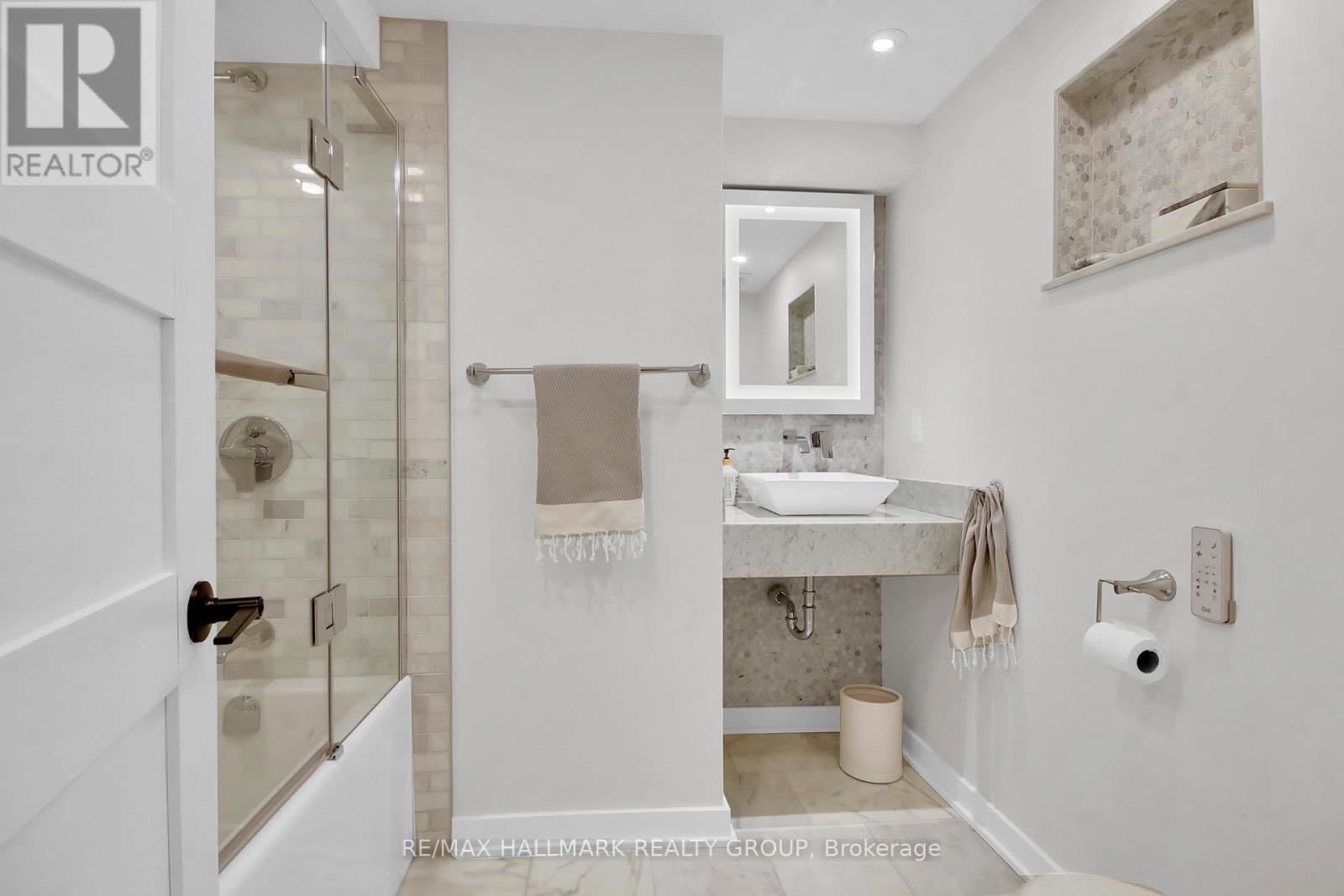 24 Morris Street, Ottawa, ON - Indoor Photo Showing Bathroom