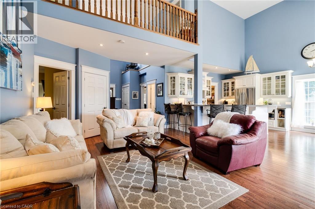 1026 Beach Boulevard, Hamilton, ON - Indoor Photo Showing Living Room