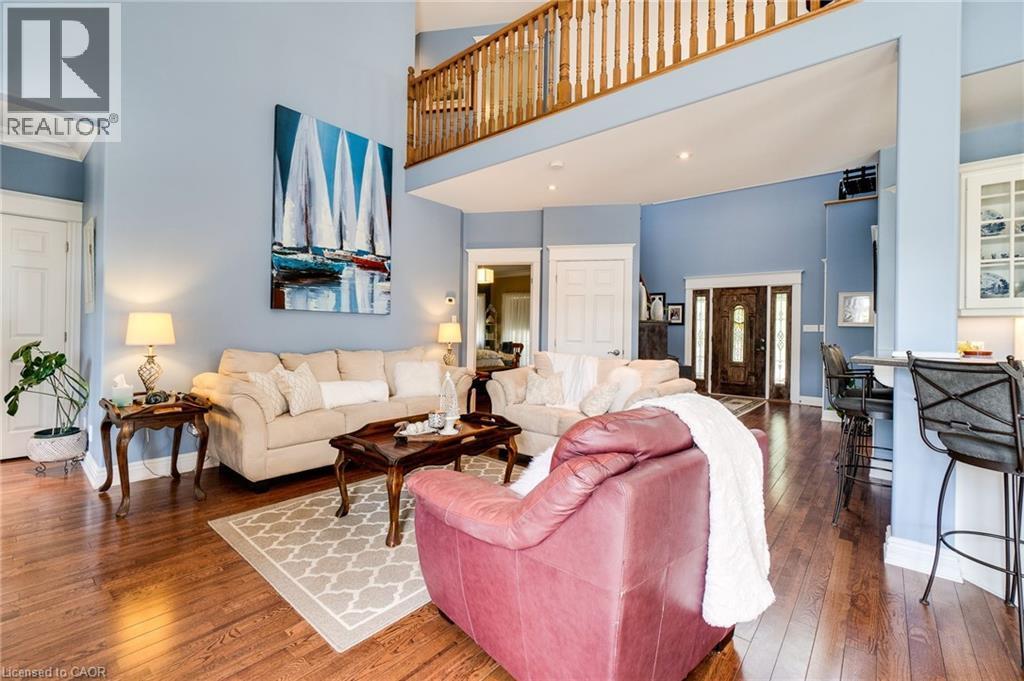 1026 Beach Boulevard, Hamilton, ON - Indoor Photo Showing Living Room