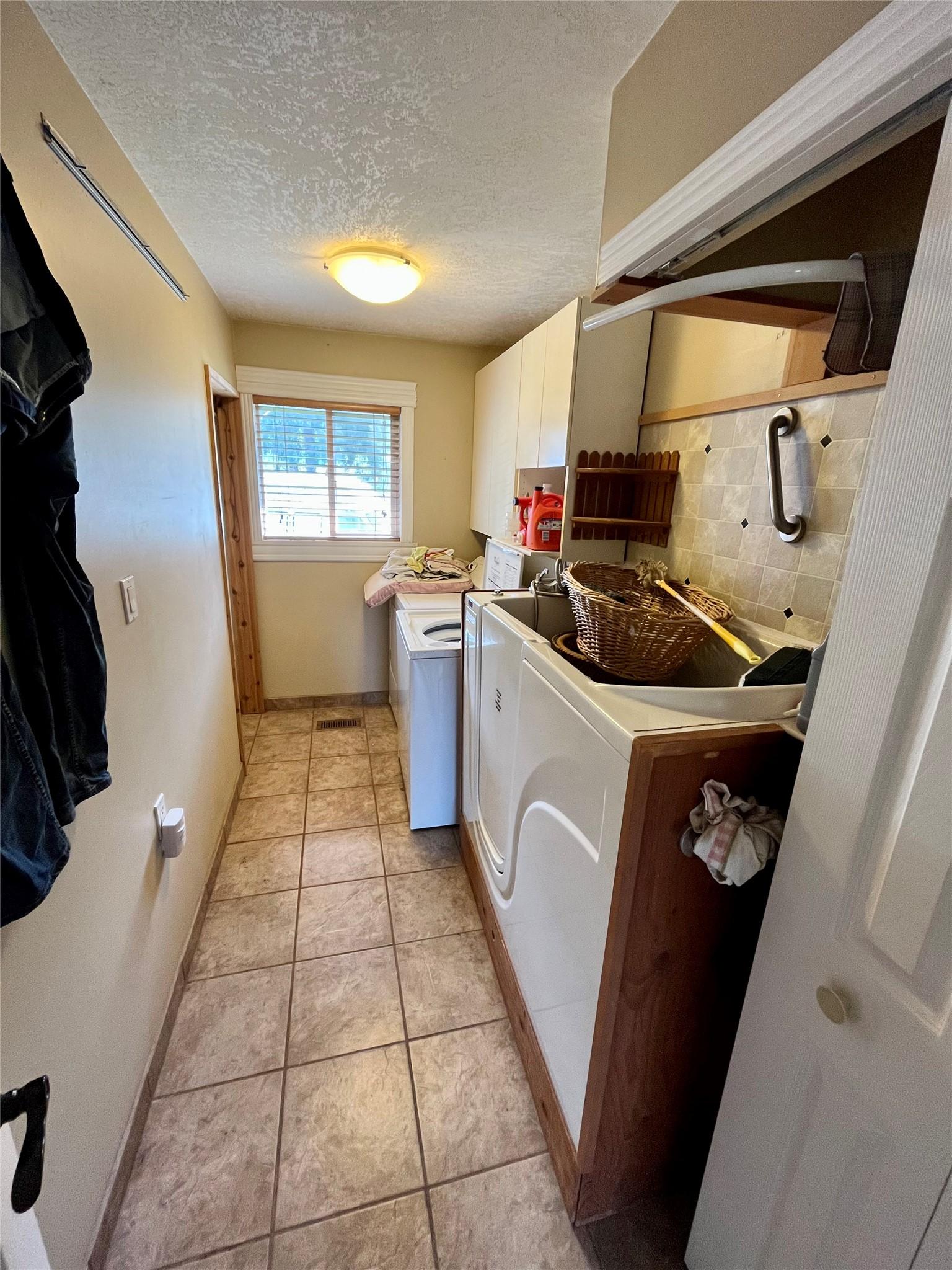 212 Maple Street, Fauquier, BC - Indoor Photo Showing Laundry Room