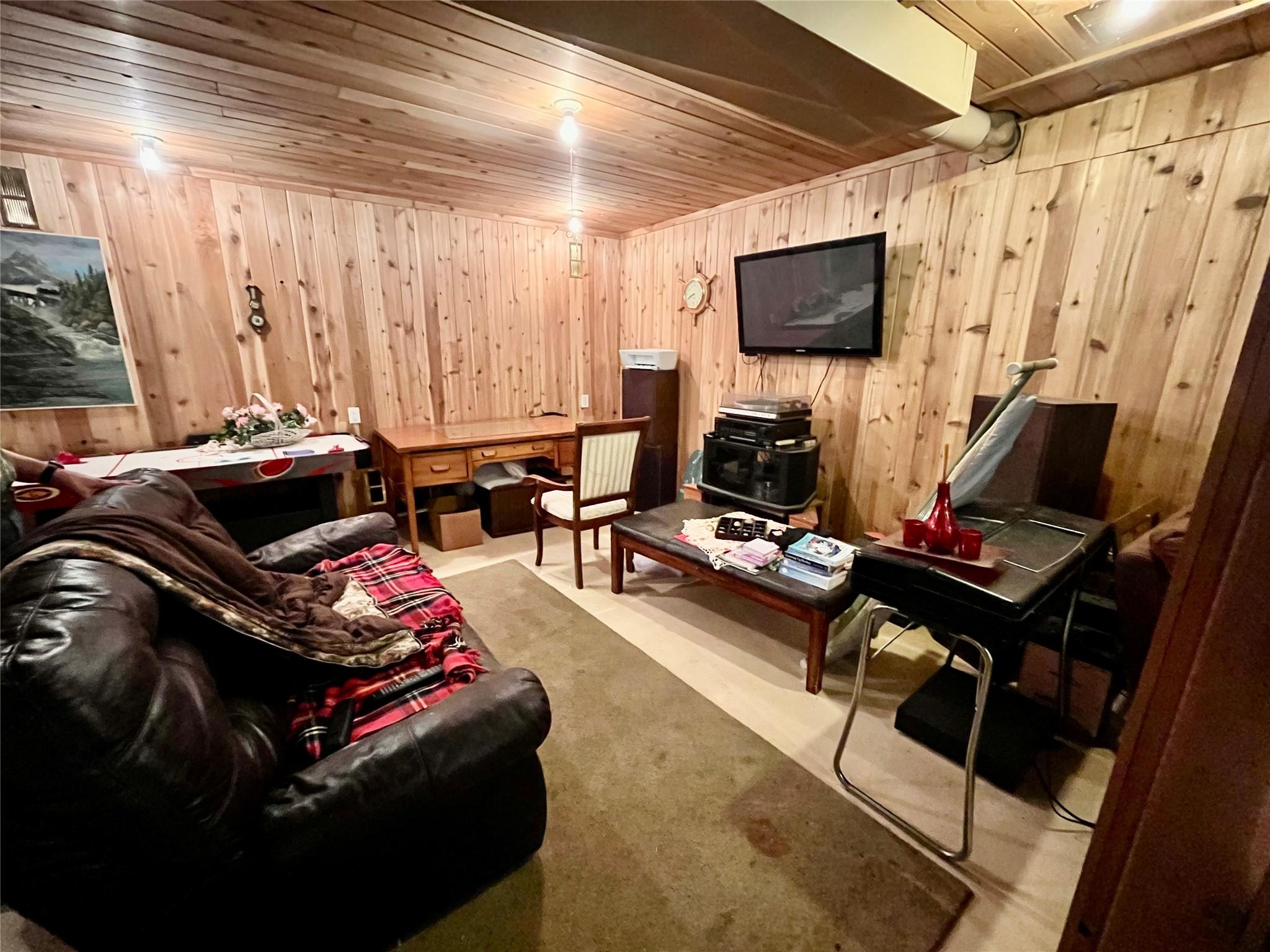 212 Maple Street, Fauquier, BC - Indoor