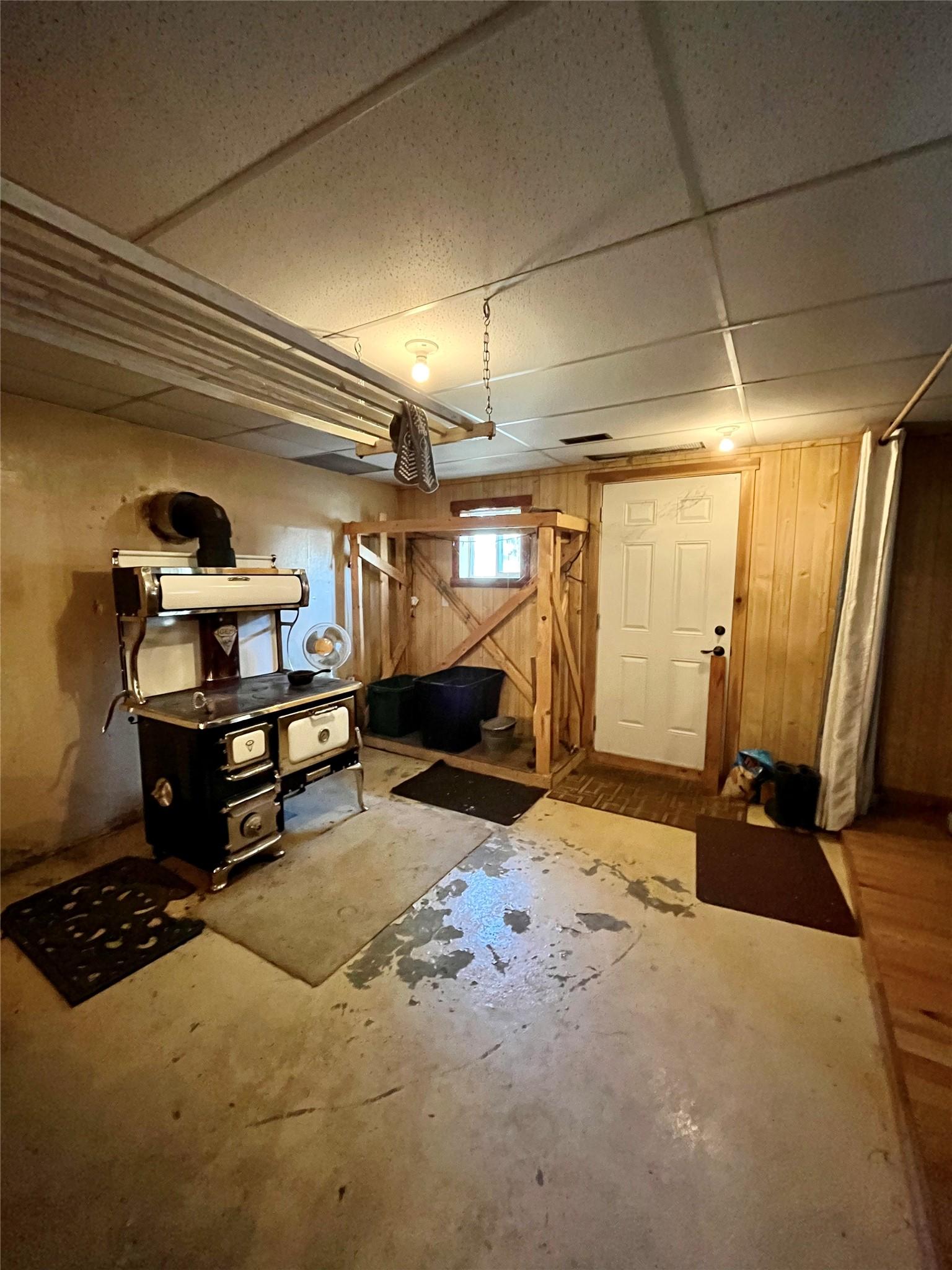 212 Maple Street, Fauquier, BC - Indoor
