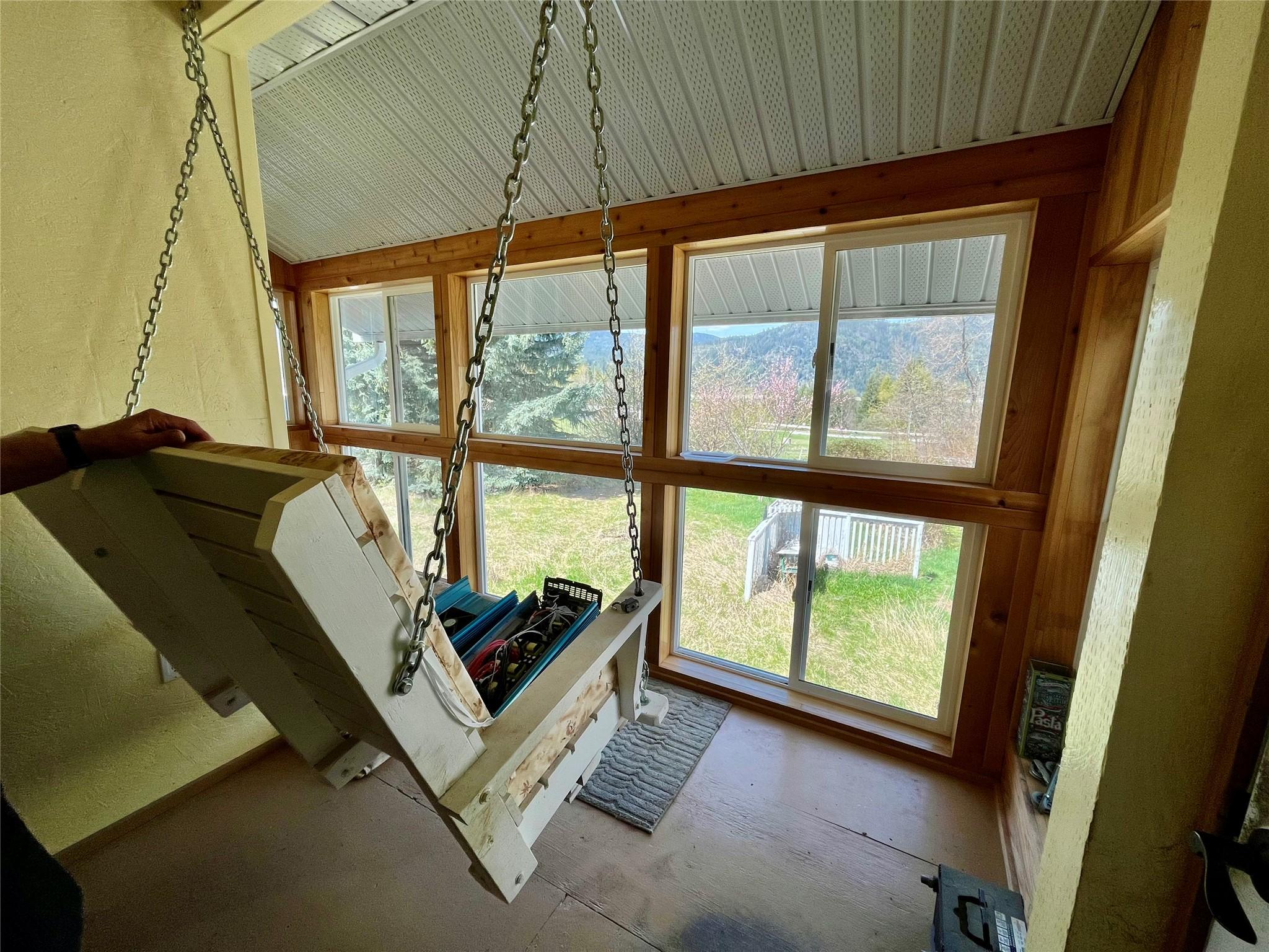 212 Maple Street, Fauquier, BC - Indoor Photo Showing Other Room