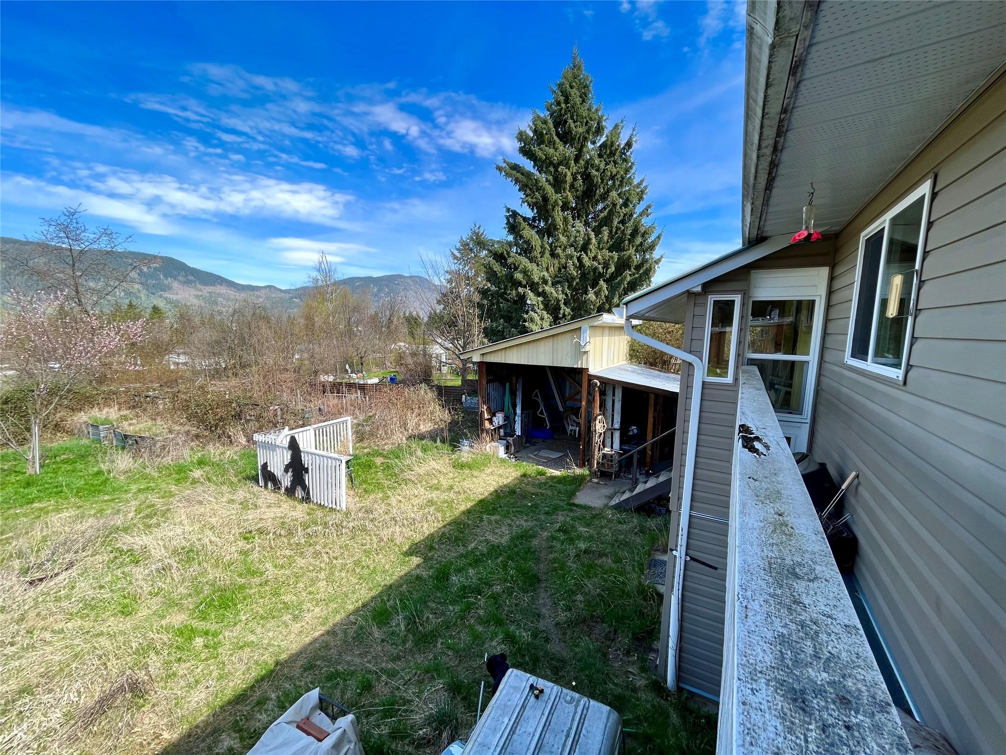 212 Maple Street, Fauquier, BC - Outdoor