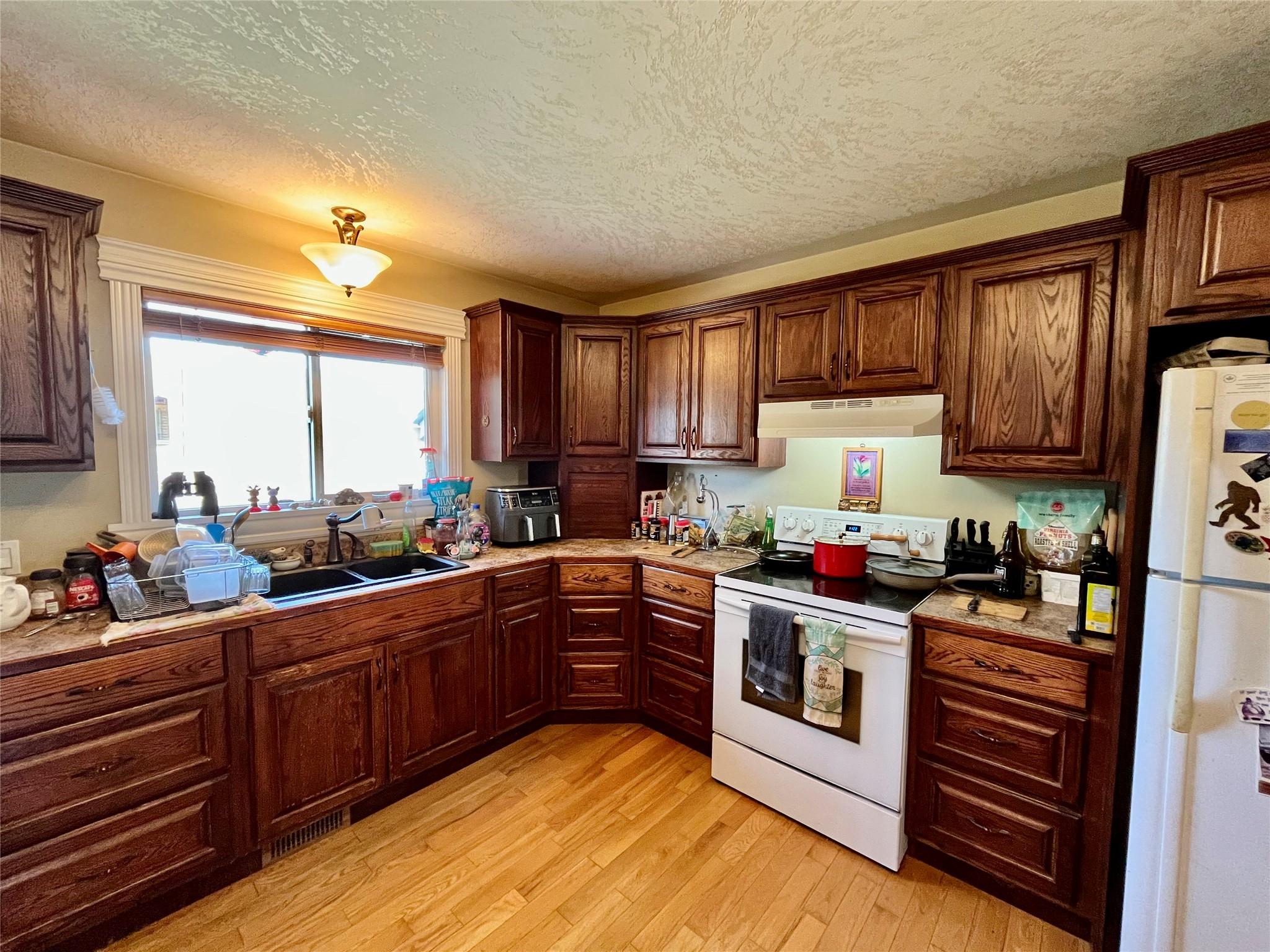 212 Maple Street, Fauquier, BC - Indoor Photo Showing Kitchen With Double Sink