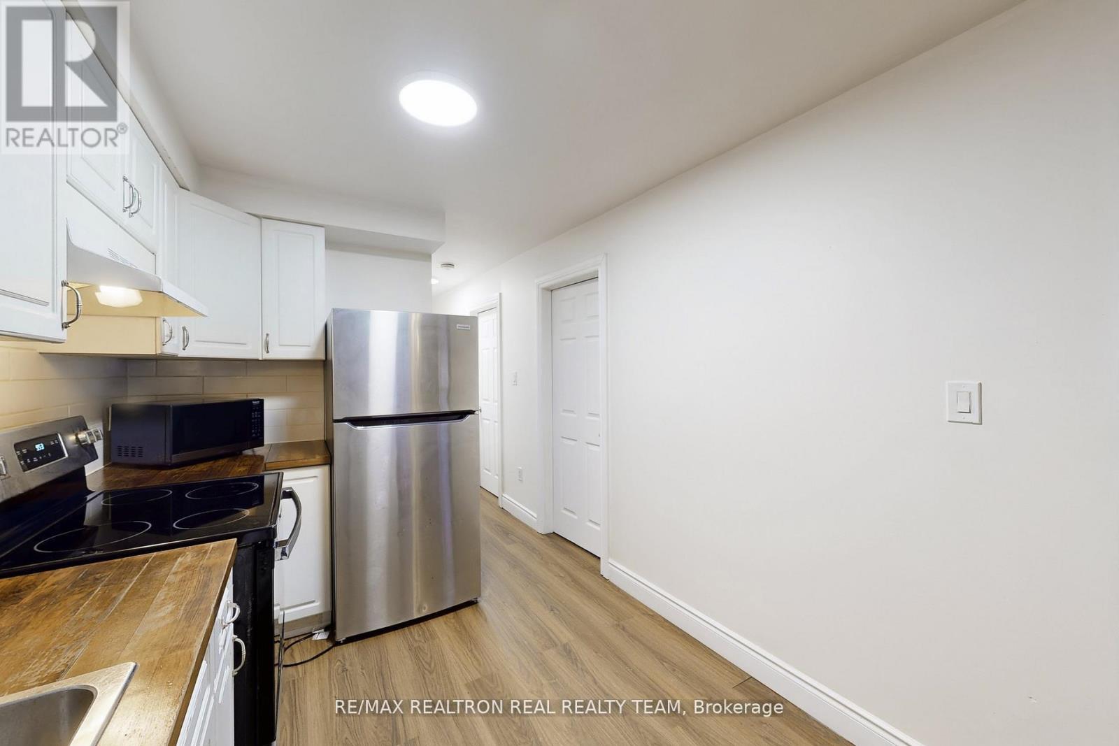 #C1 - 1129 Cannon Street E, Hamilton, ON - Indoor Photo Showing Kitchen