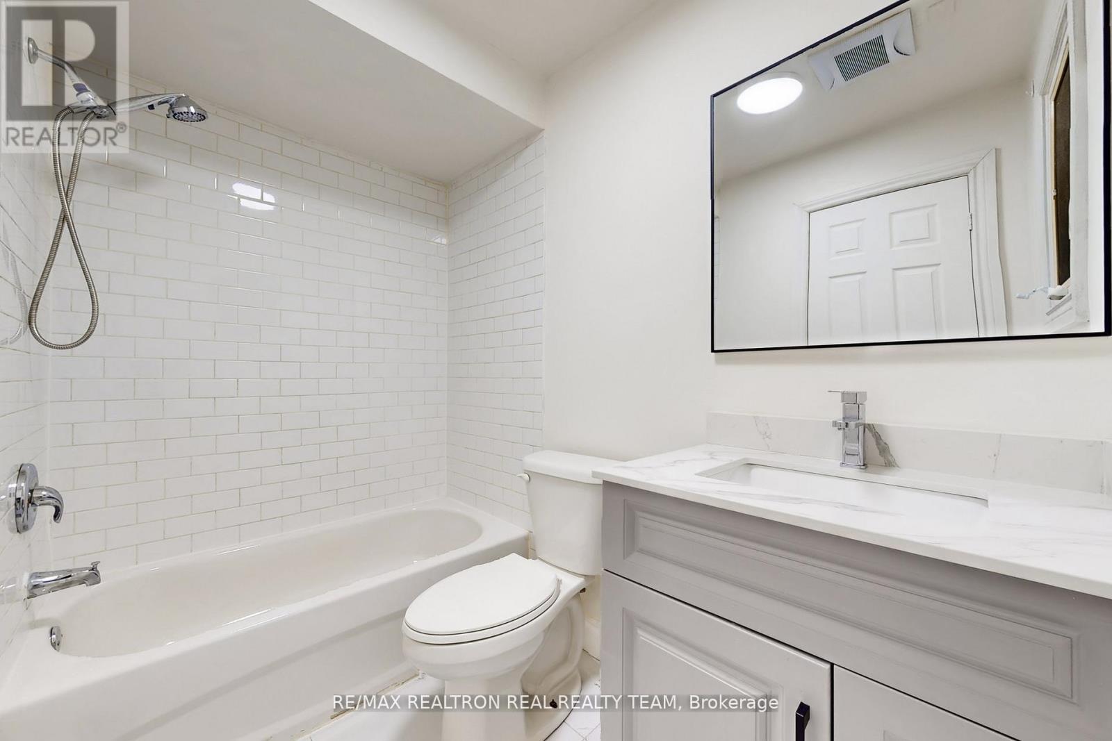 #C1 - 1129 Cannon Street E, Hamilton, ON - Indoor Photo Showing Bathroom