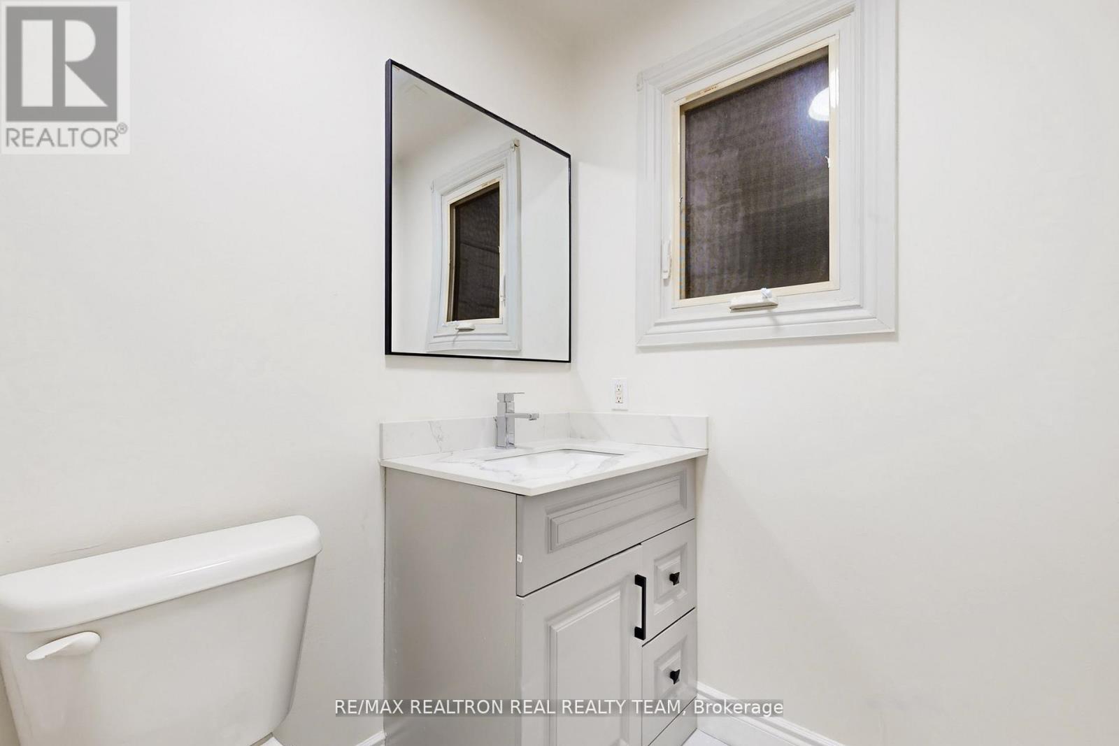 #C1 - 1129 Cannon Street E, Hamilton, ON - Indoor Photo Showing Bathroom