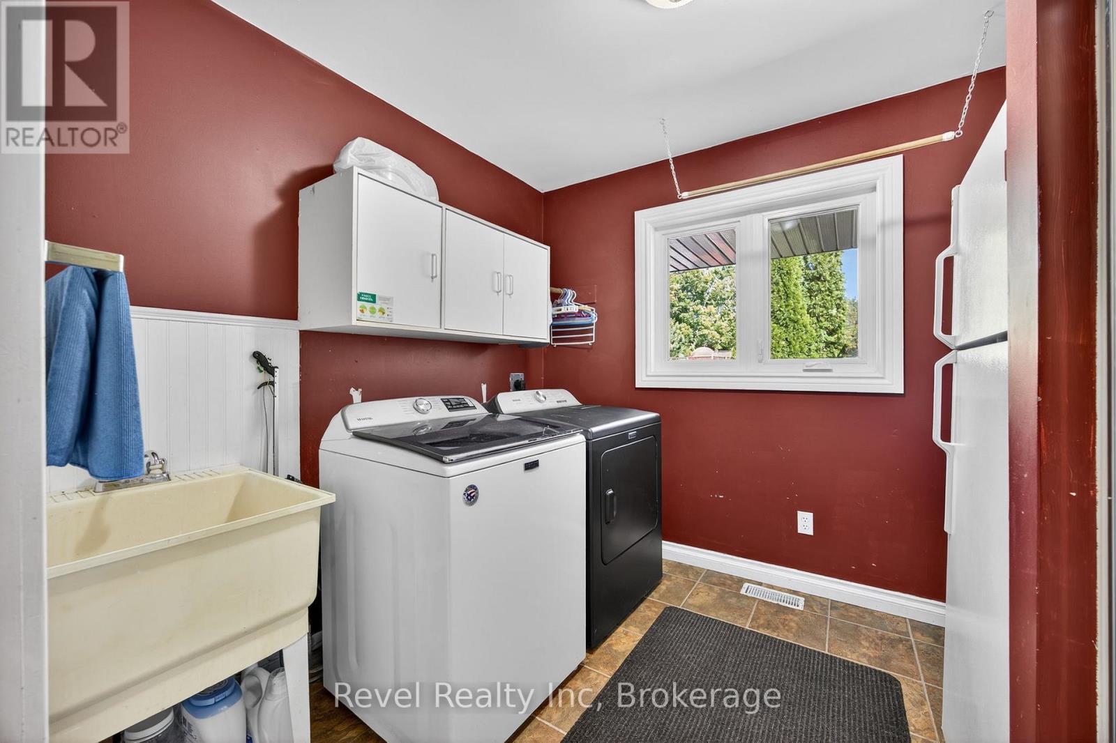 7190 93 Highway, Tiny, ON - Indoor Photo Showing Laundry Room