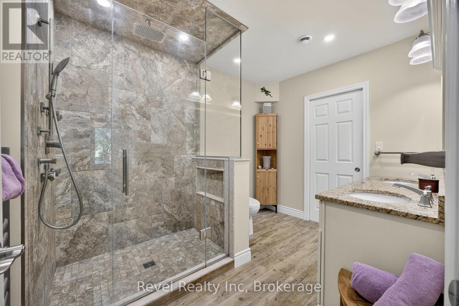7190 93 Highway, Tiny, ON - Indoor Photo Showing Bathroom