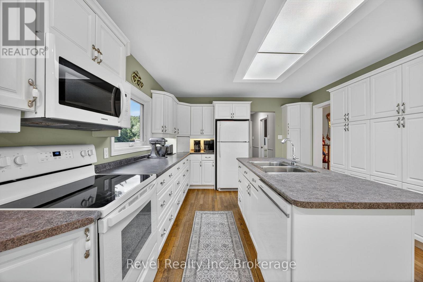 7190 93 Highway, Tiny, ON - Indoor Photo Showing Kitchen With Double Sink