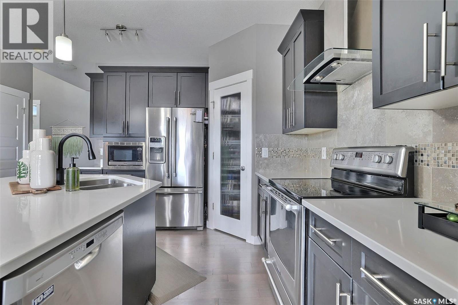 2621 Makowsky Crescent, Regina, SK - Indoor Photo Showing Kitchen With Stainless Steel Kitchen With Double Sink With Upgraded Kitchen