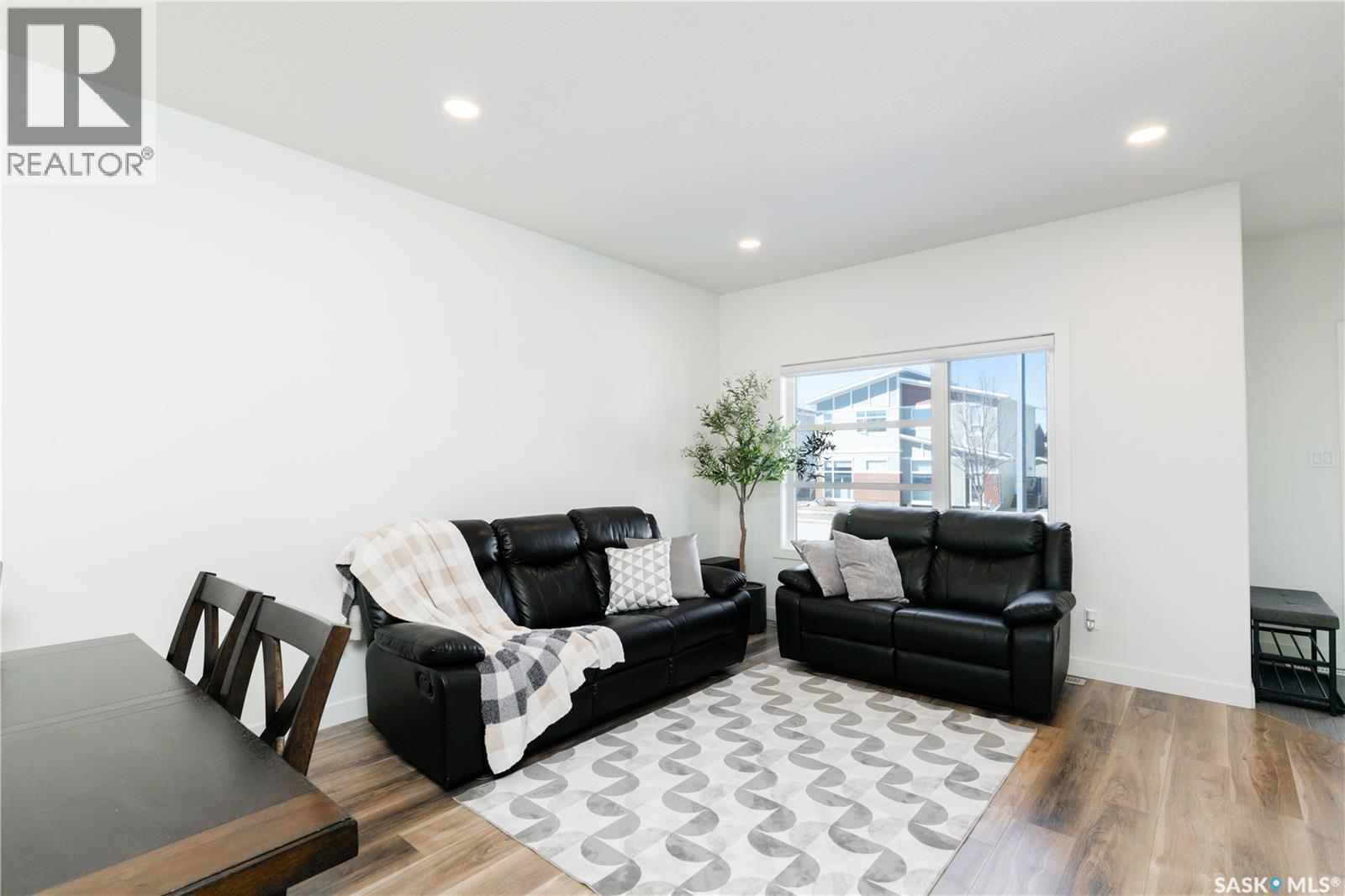 5617 Tutor Way, Regina, SK - Indoor Photo Showing Living Room