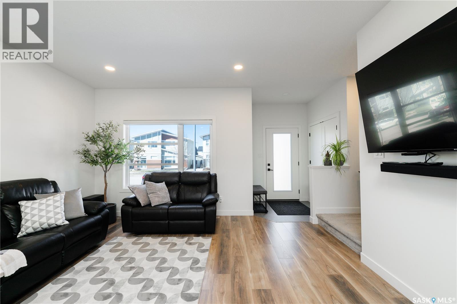 5617 Tutor Way, Regina, SK - Indoor Photo Showing Living Room