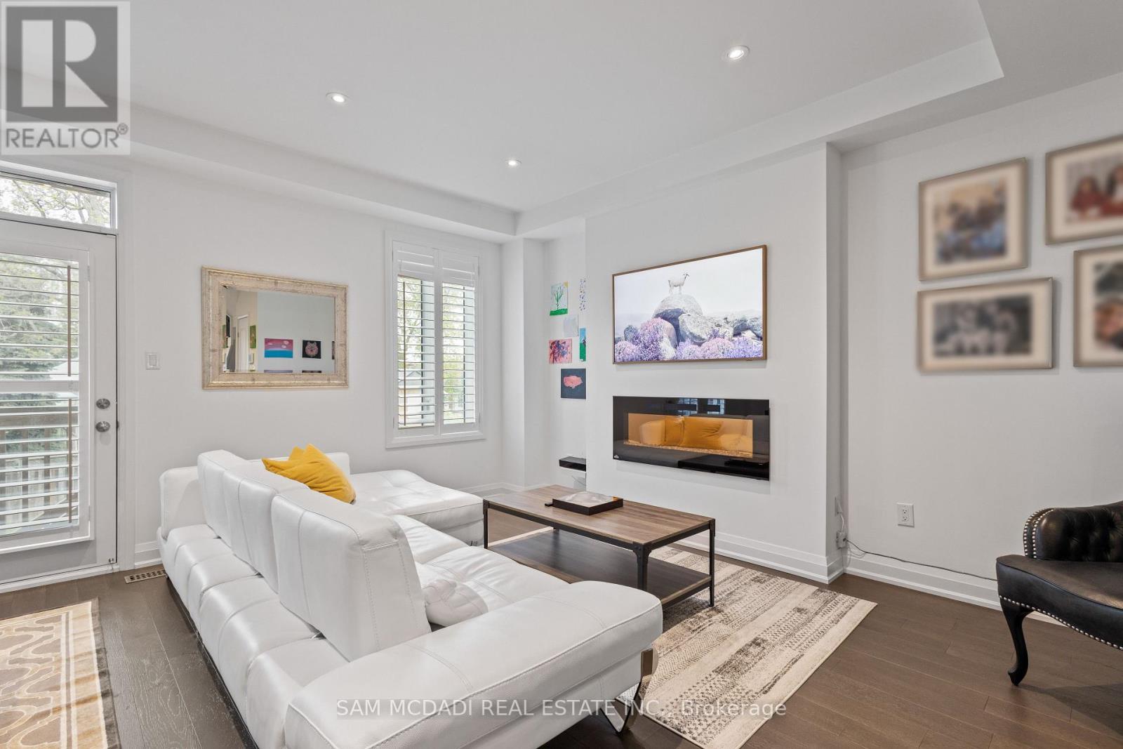 1067 Shaw Drive, Mississauga, ON - Indoor Photo Showing Living Room With Fireplace