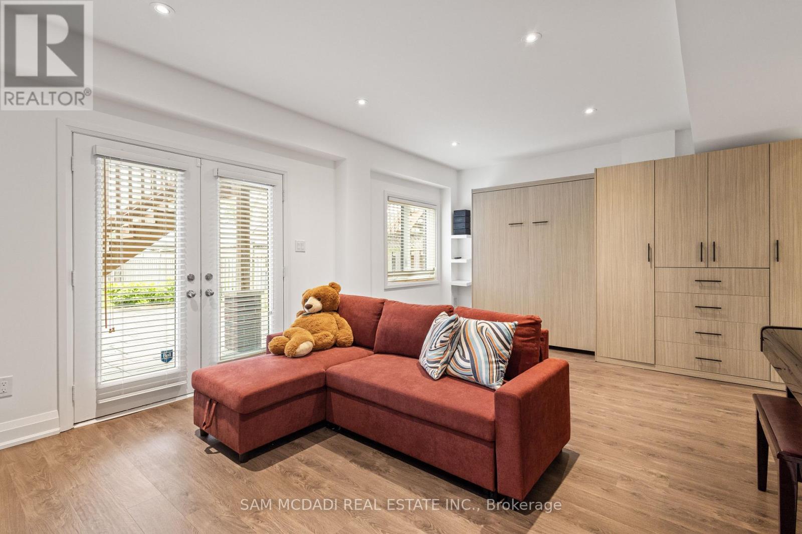1067 Shaw Drive, Mississauga, ON - Indoor Photo Showing Living Room