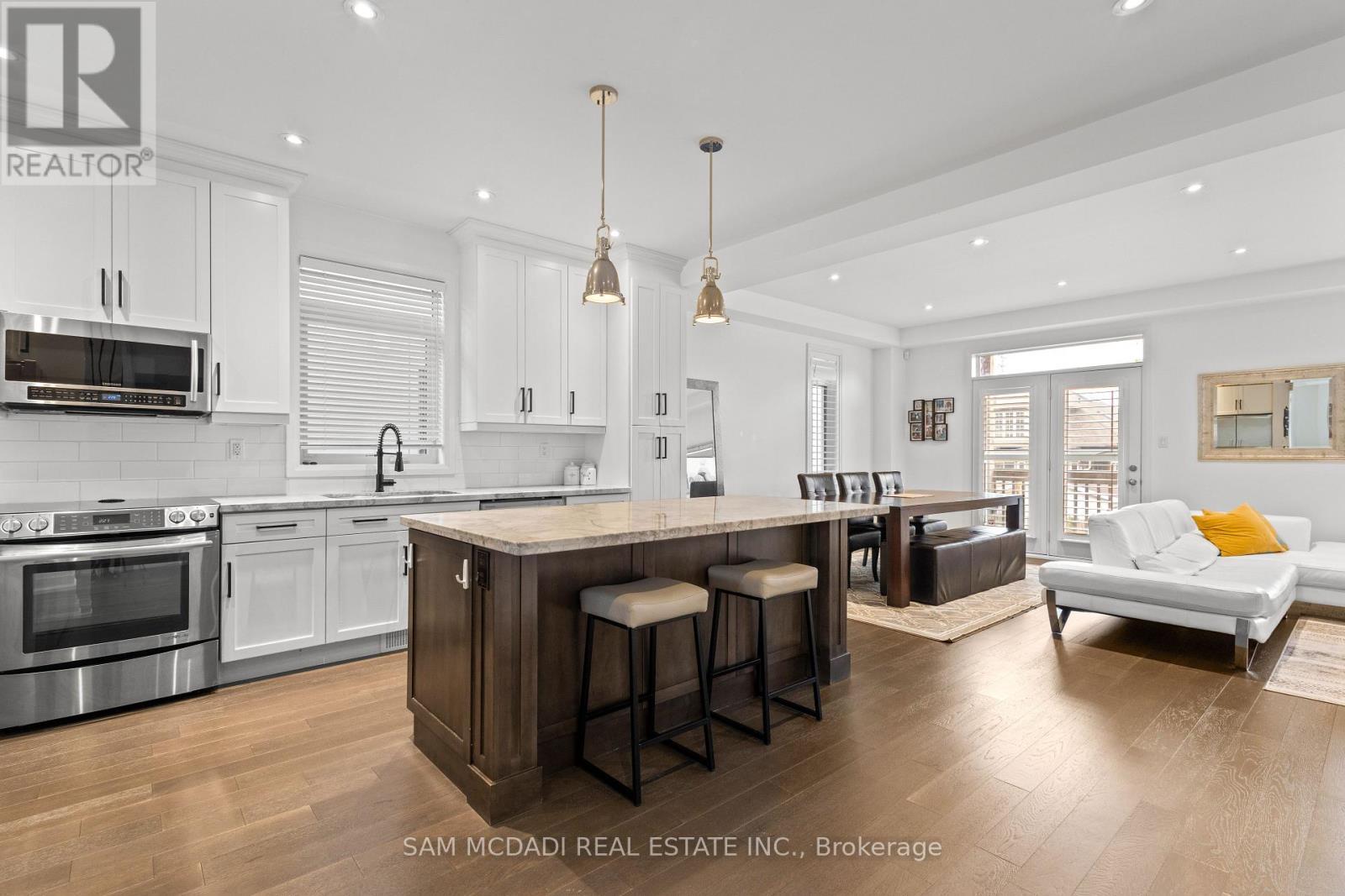 1067 Shaw Drive, Mississauga, ON - Indoor Photo Showing Kitchen With Upgraded Kitchen