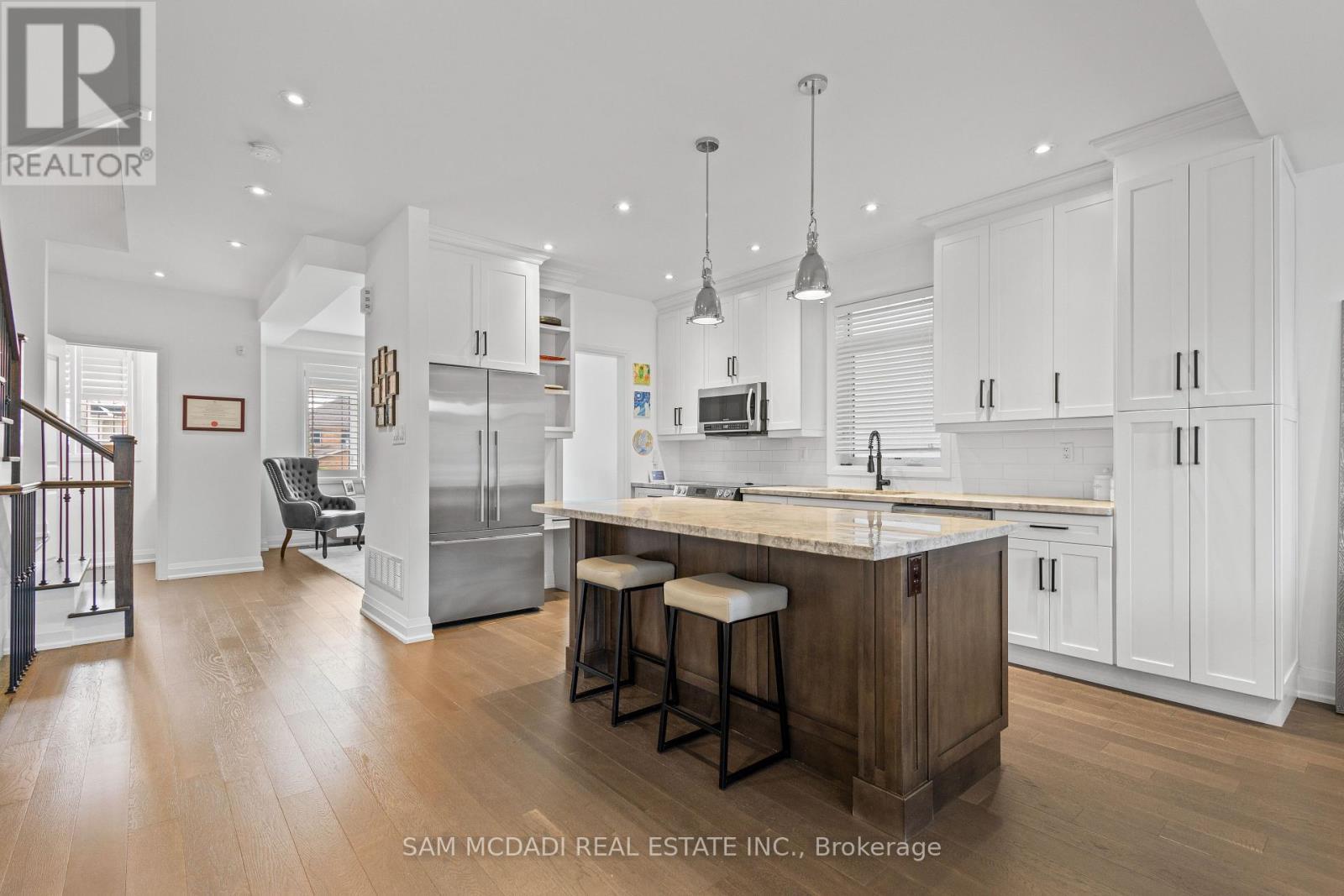 1067 Shaw Drive, Mississauga, ON - Indoor Photo Showing Kitchen With Upgraded Kitchen
