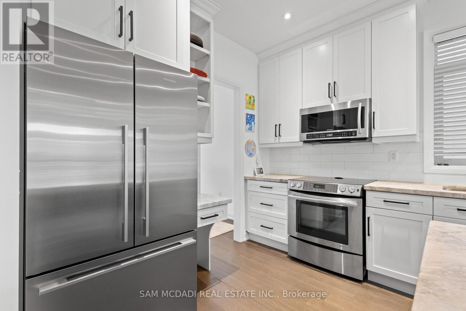 1067 Shaw Drive, Mississauga, ON - Indoor Photo Showing Kitchen With Upgraded Kitchen