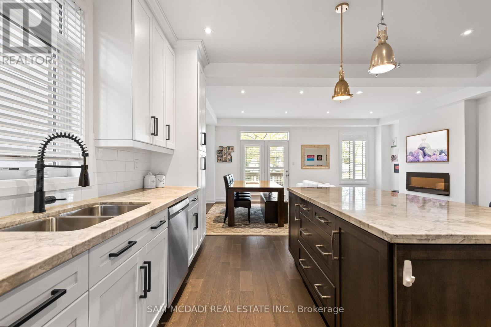 1067 Shaw Drive, Mississauga, ON - Indoor Photo Showing Kitchen With Double Sink With Upgraded Kitchen