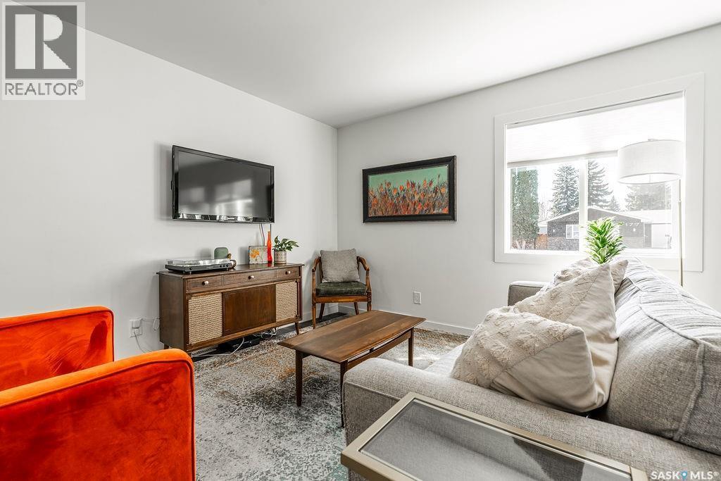 176 Tucker Crescent, Saskatoon, SK - Indoor Photo Showing Living Room