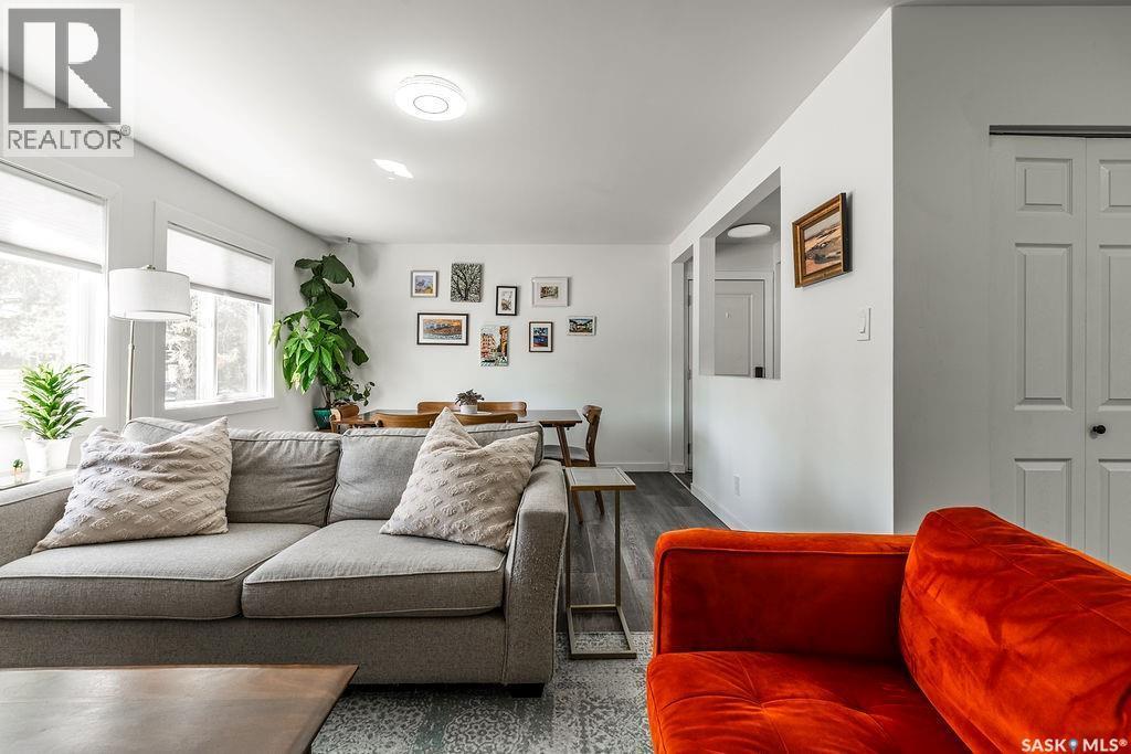 176 Tucker Crescent, Saskatoon, SK - Indoor Photo Showing Living Room