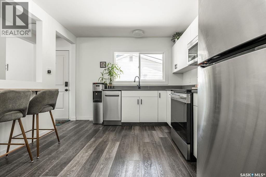 176 Tucker Crescent, Saskatoon, SK - Indoor Photo Showing Kitchen With Stainless Steel Kitchen