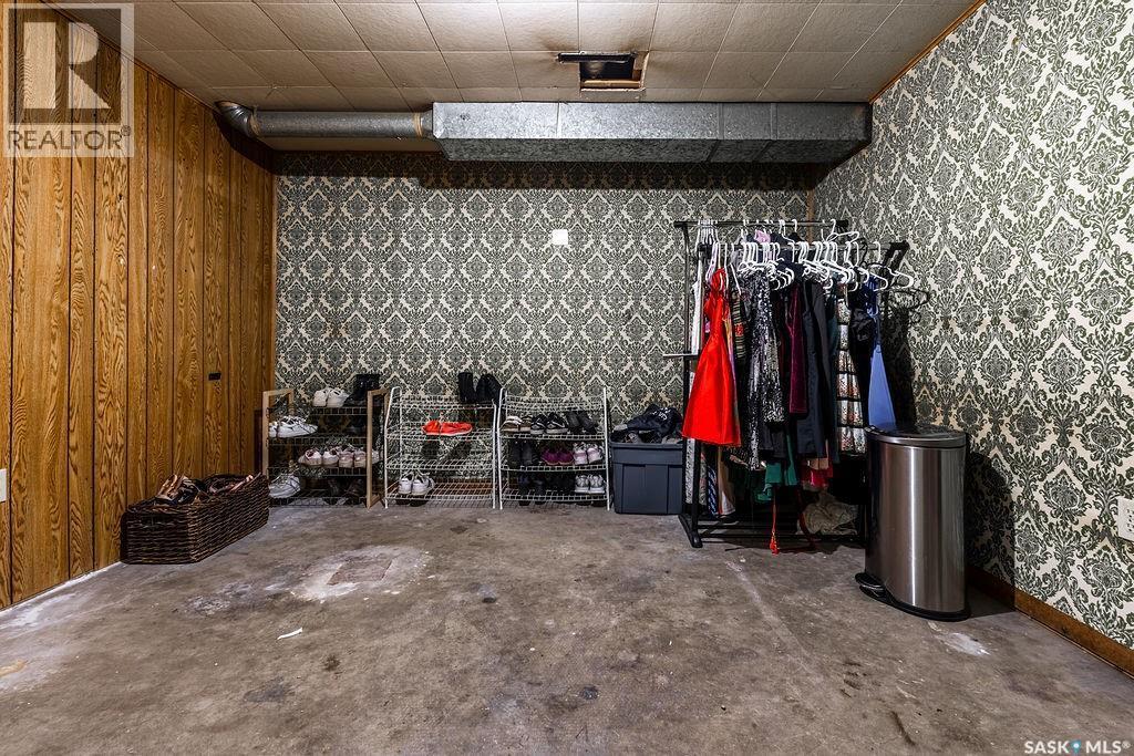 176 Tucker Crescent, Saskatoon, SK - Indoor Photo Showing Garage