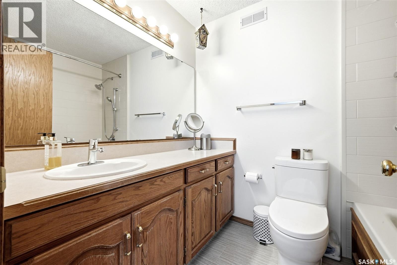 3524 Canterbury Place E, Regina, SK - Indoor Photo Showing Bathroom