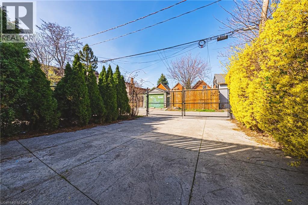 593 & 595 E King Street E, Hamilton, ON - Outdoor
