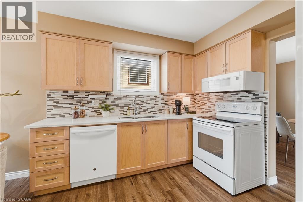 143 St Jerome Crescent, Kitchener, ON - Indoor Photo Showing Kitchen