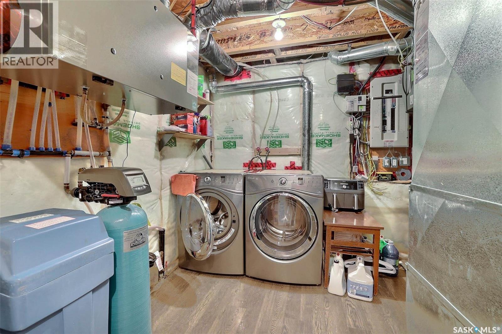 3314 Green Moss Lane, Regina, SK - Indoor Photo Showing Laundry Room