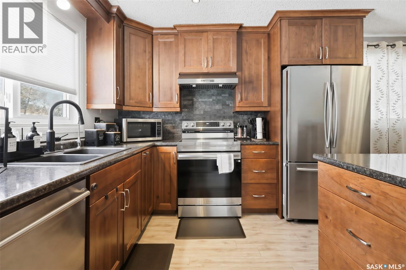 335 Avondale Road, Saskatoon, SK - Indoor Photo Showing Kitchen With Double Sink