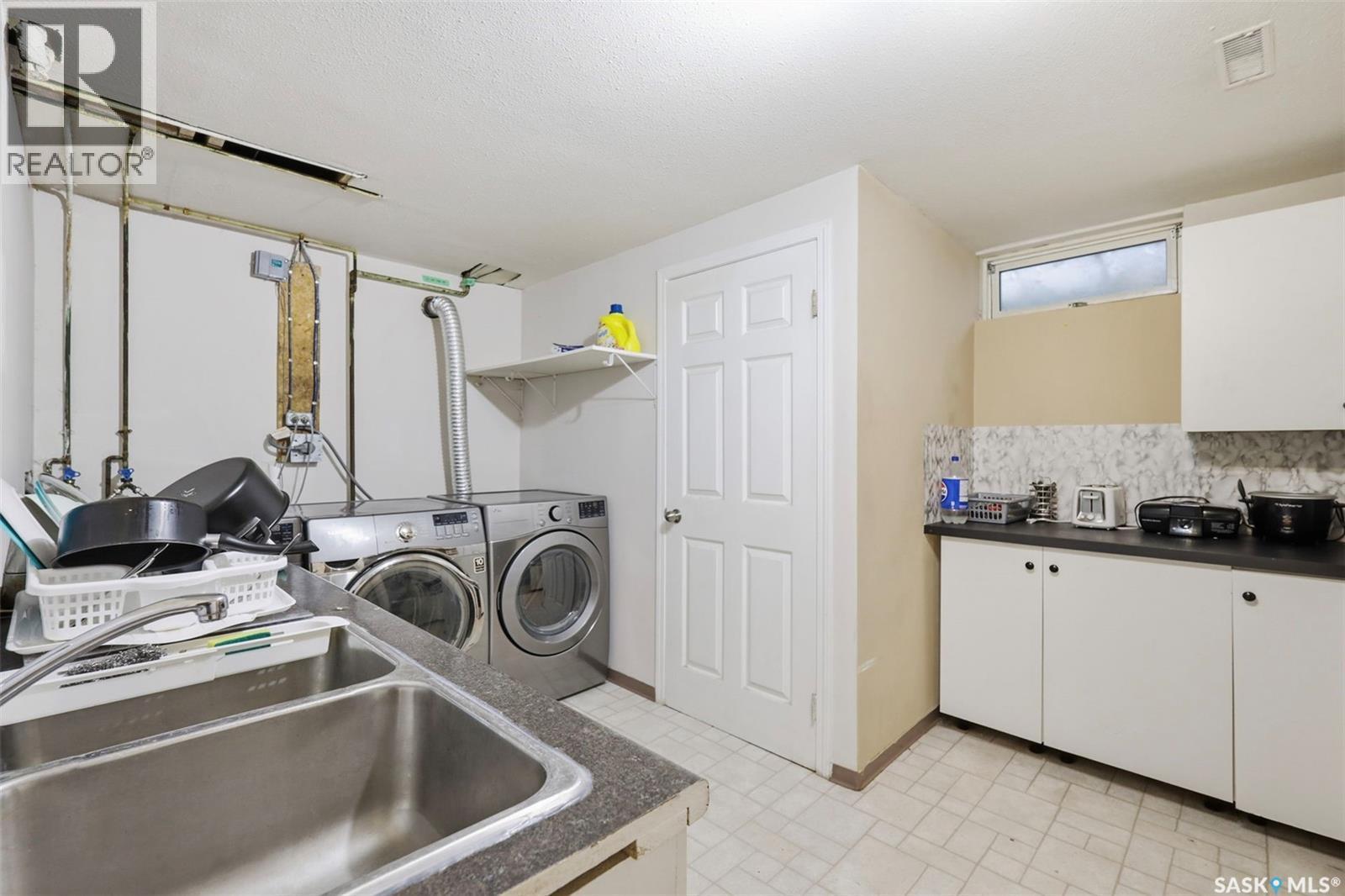 335 Avondale Road, Saskatoon, SK - Indoor Photo Showing Laundry Room