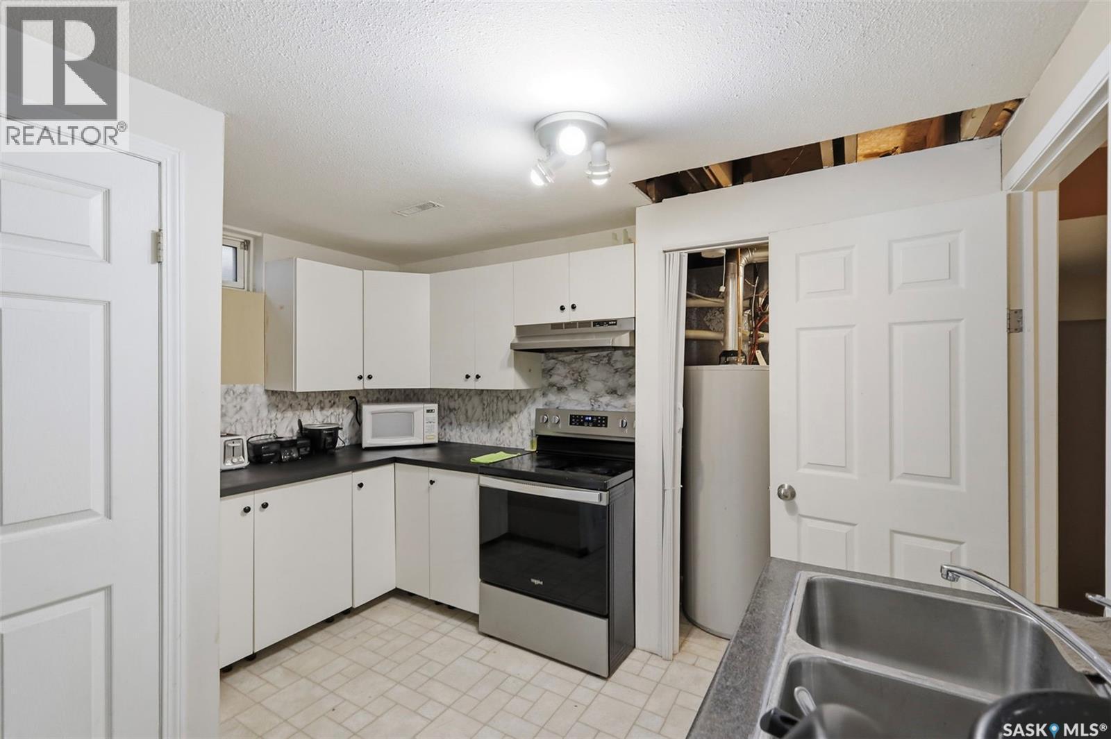 335 Avondale Road, Saskatoon, SK - Indoor Photo Showing Kitchen With Double Sink